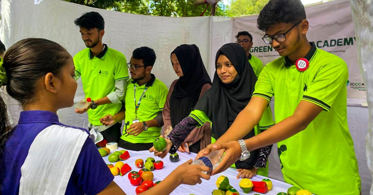 Chattogram Youth Take Action Against Plastic Pollution in ‘Plastic Market’ Event